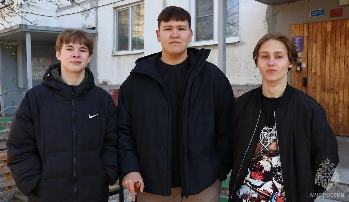 Подростки, спасшие многодетную семью. Фото © VK / МЧС России