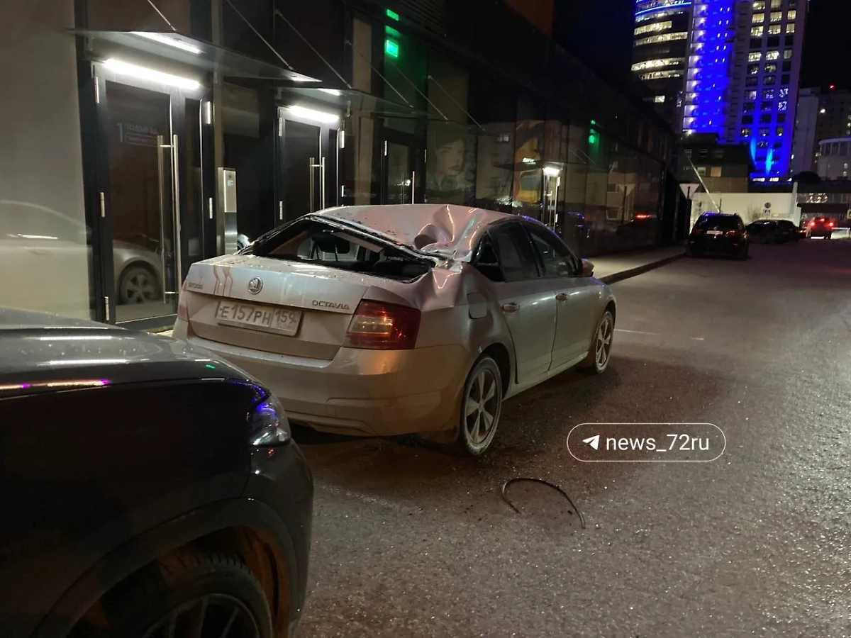 Девушка выпала из окна многоэтажки и осталась жива. Обложка © Telegram / 72.ru