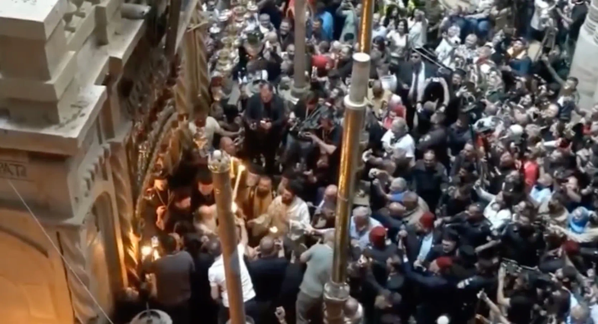  Благодатный огонь сошёл в храме Гроба Господня в Иерусалиме. Обложка © youtube / Свеча Иерусалима