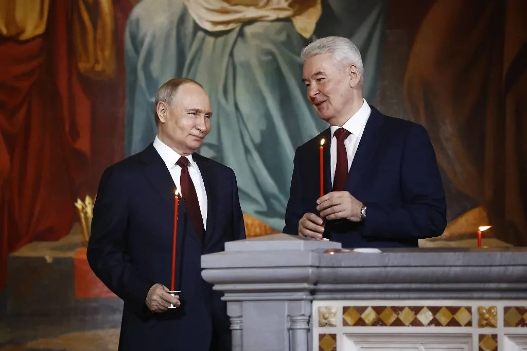Владимир Путин и Сергей Собянин в храме Христа Спасителя в Москве на пасхальном богослужении. Фото © Life.ru / Андрей Тишин