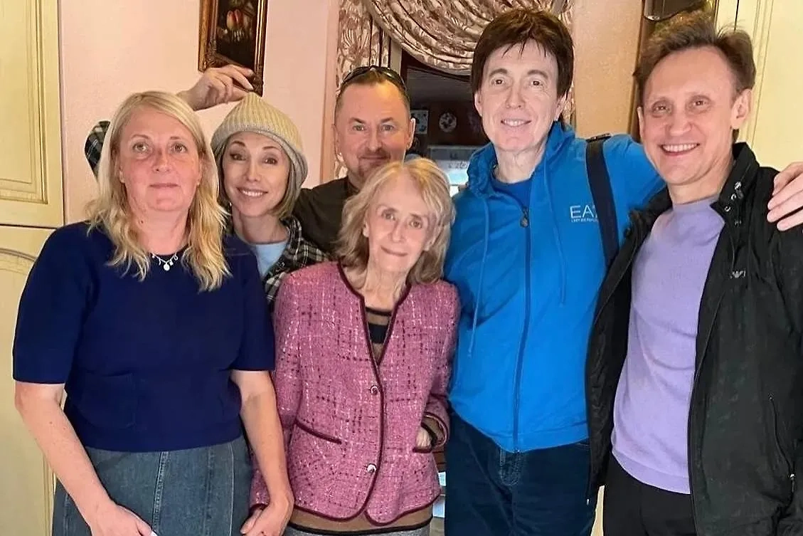 Регина Дубовицкая по центру. Обложка © Instagram (признан экстремистской организацией и запрещён на территории Российской Федерации) / s.a.drobotenko