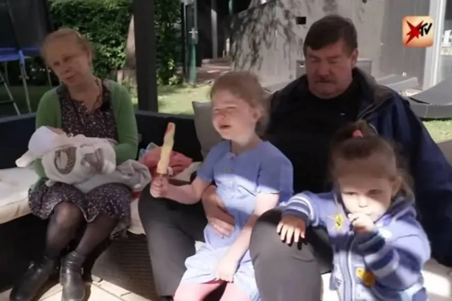 Александра c мужем и детьми. Фото © YouTube / stern TV