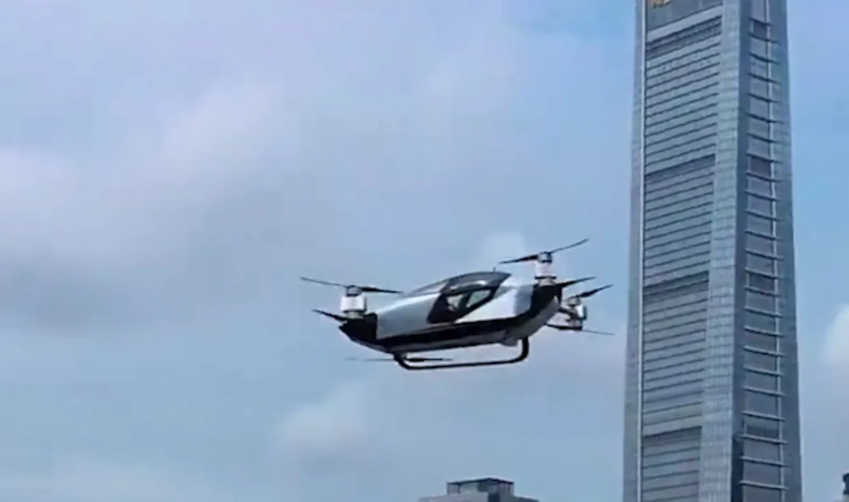 В Китае выдали первые две лицензии летающим такси. Обложка © X / ivanmercadonews