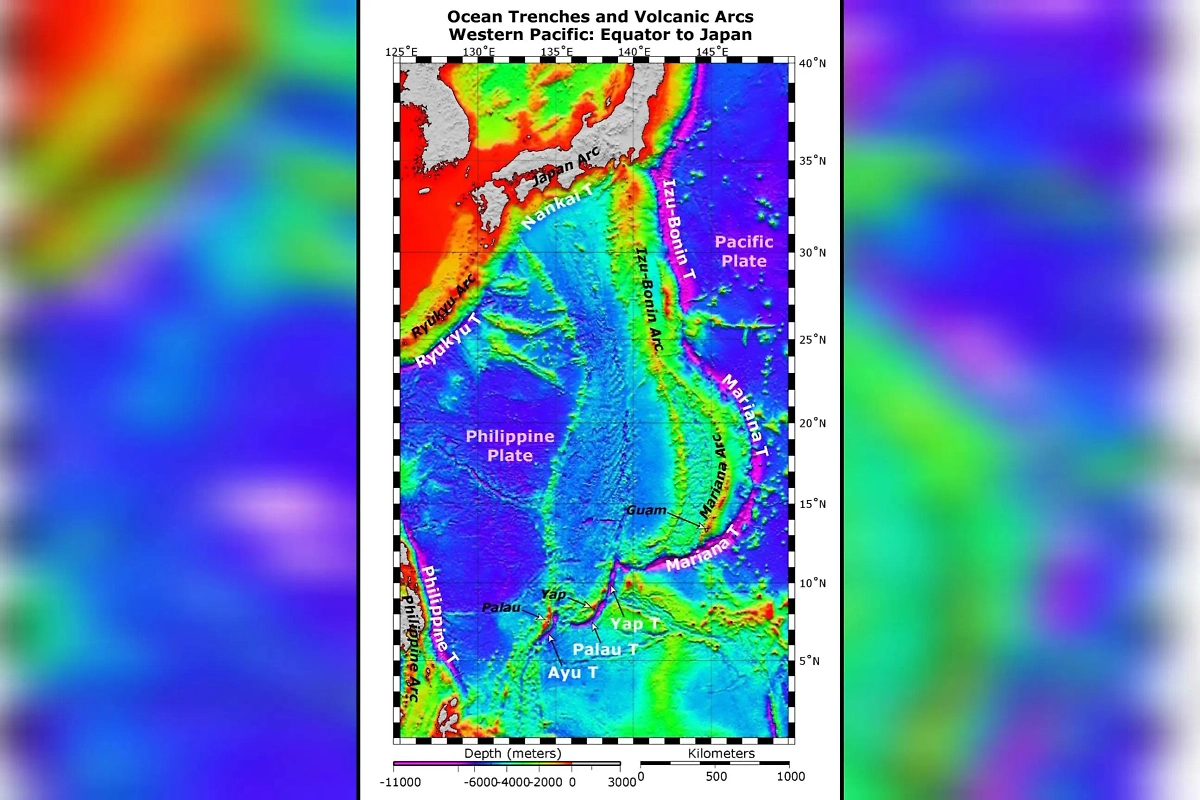 Дно Тихого океана у берегов Японии (Нанкайский жёлоб — в верхней части изображения, обозначен как Nankai T). Фото © Wikipedia / NOAA Photo Library.