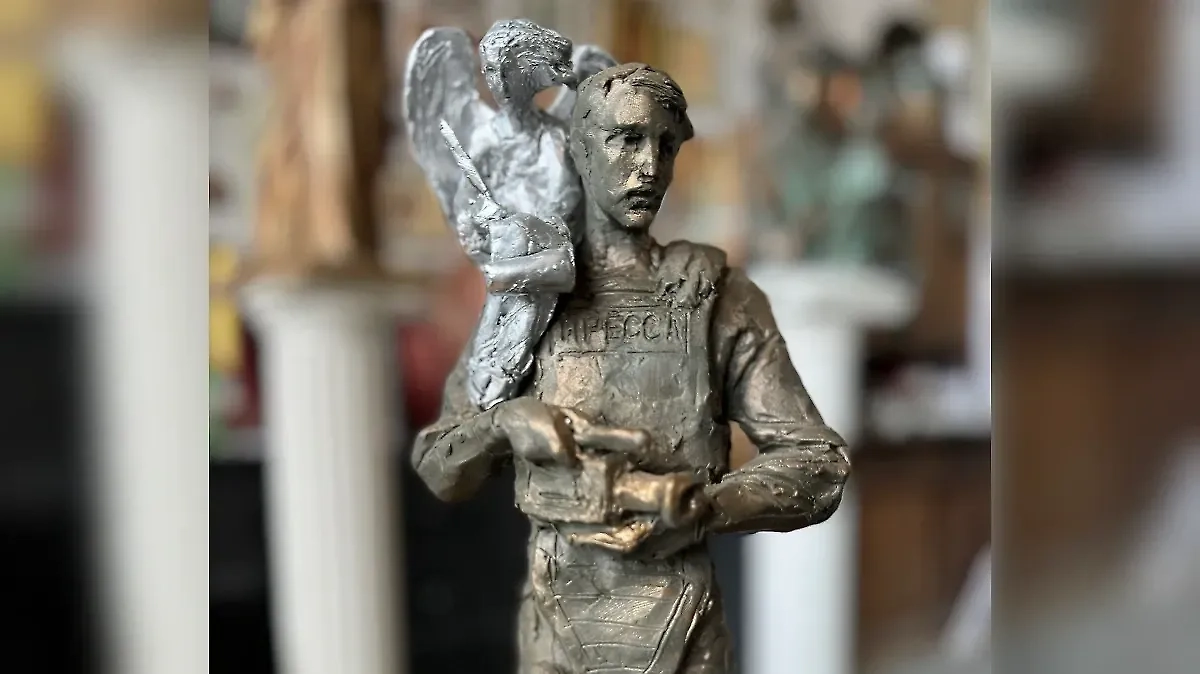 Скульптор Василий Селиванов намерен изобразить военкора, охраняемого ангелом. Фото © Life.ru / Елизавета Студеникина 