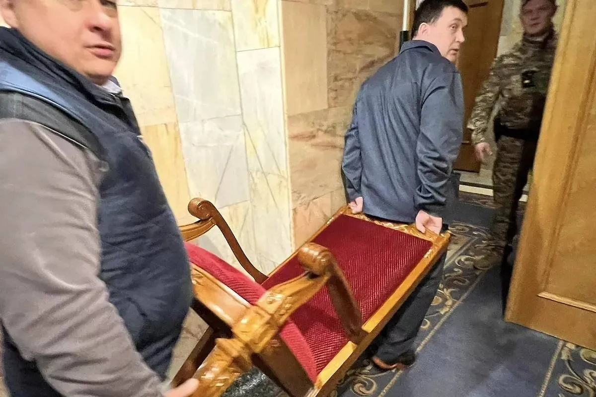 Кресло Шмыгаля покидает Раду. Обложка © «Европейская солидарность»