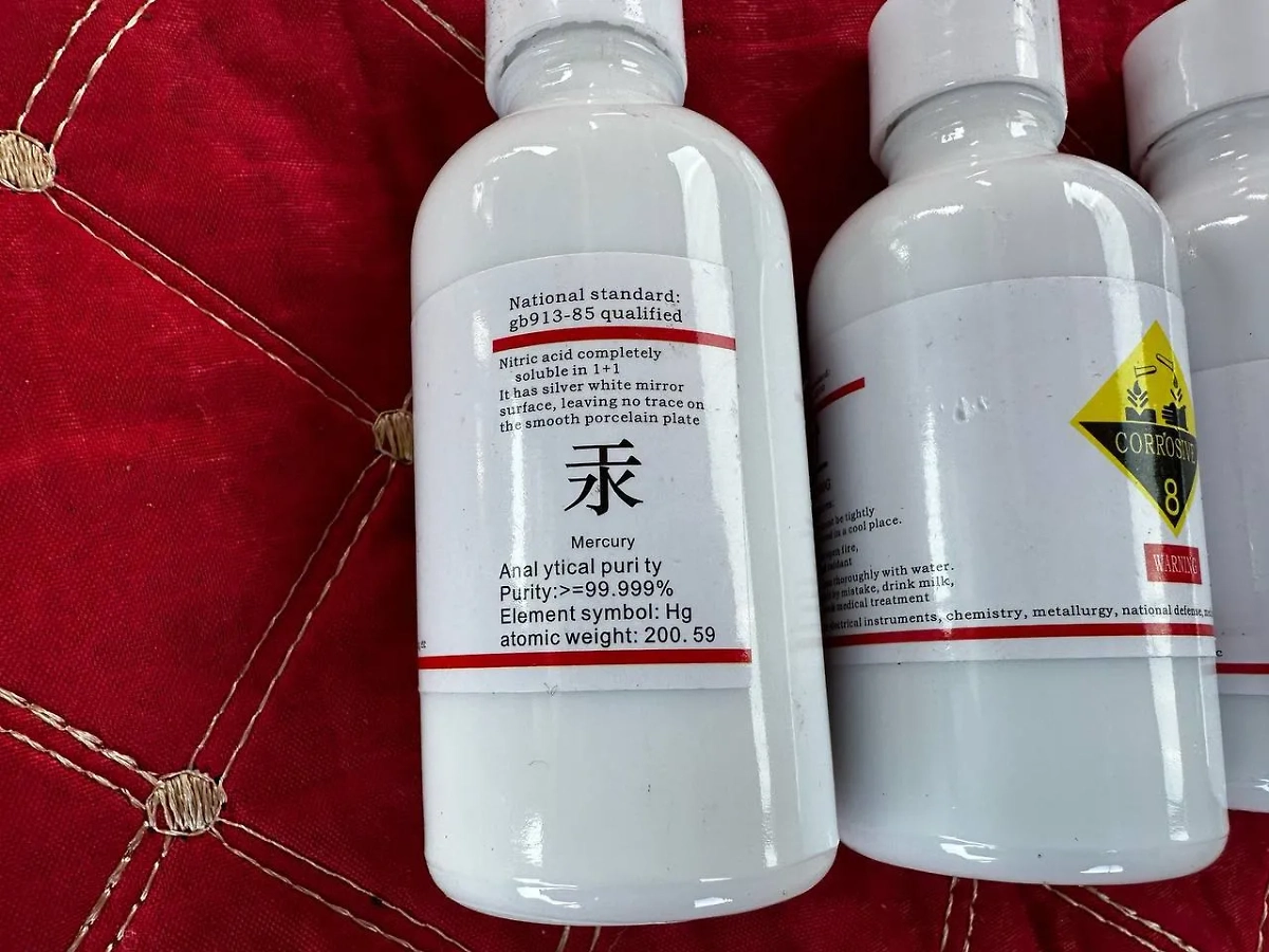 Таможенники обнаружили 3 килограмма ртути у водителя фуры из Китая. Фото © Предоставлено Life.ru