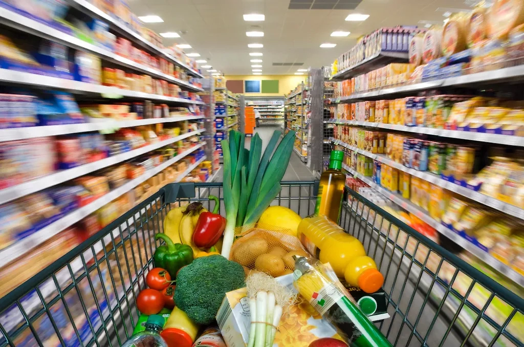 Экономисты рассказали, какие товары подешевеют на фоне укрепления курса рубля. Обложка © ТАСС / Кирилл Кухмарь