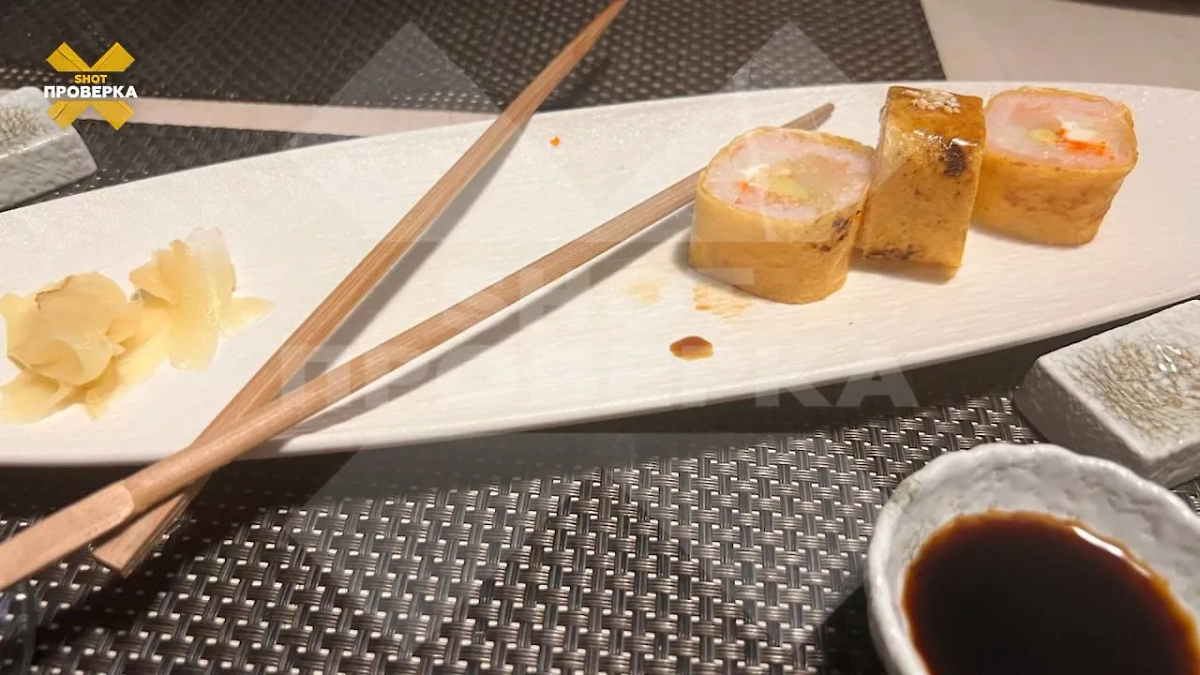 В Подмосковье кусок пластика из роллов поранил щёку девушки. Фото © SHOT ПРОВЕРКА