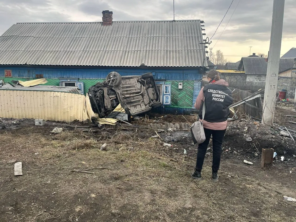 Сотрудник СК на месте ДТП. Обложка © Telegram / Следком Кузбасса