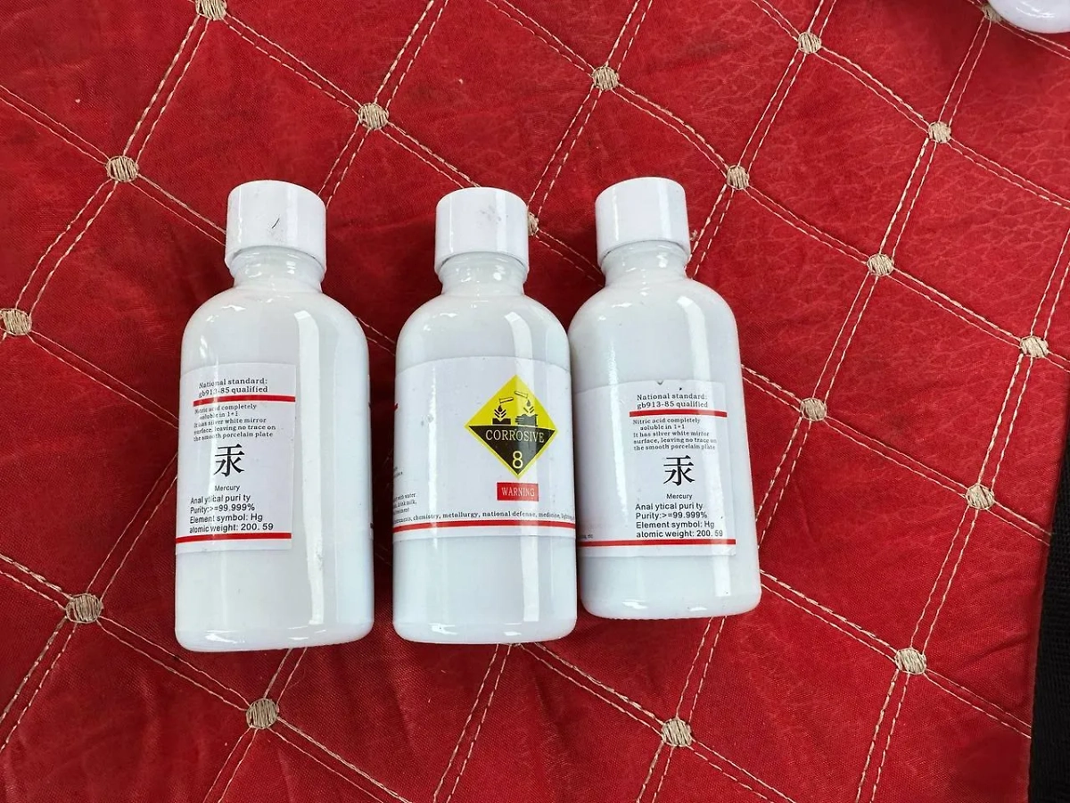 Таможенники обнаружили 3 килограмма ртути у водителя фуры из Китая. Фото © Предоставлено Life.ru