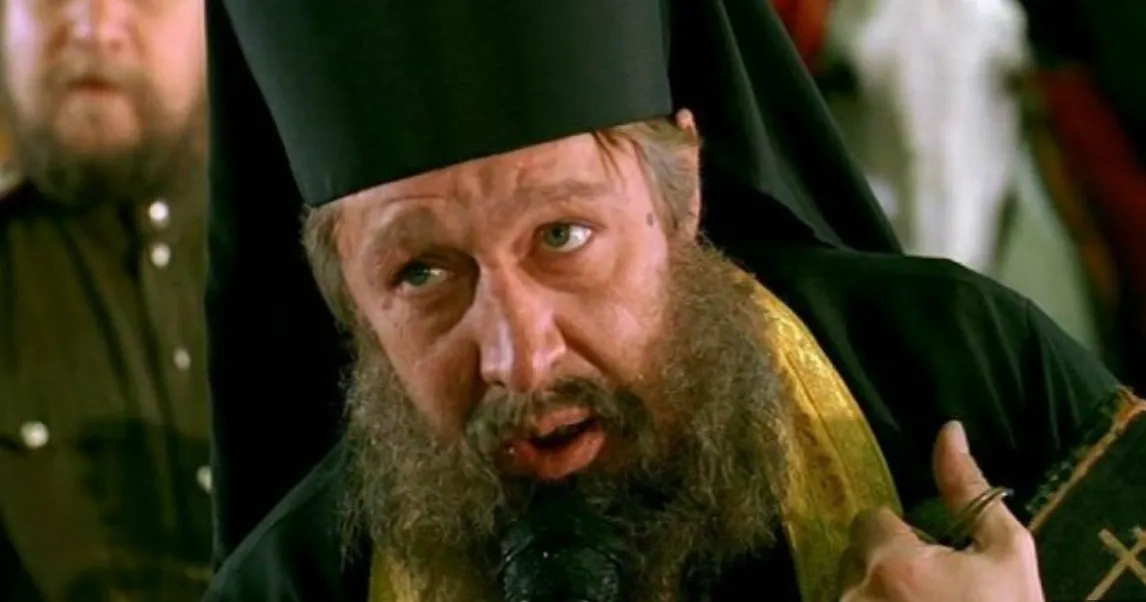 Фальшивый священник из фильма «День выборов»: уголовная ответственность. Фото © Кадр из фильма «День выборов», режиссёр Олег Фомин, сценарист Леонид Барац и др. / Kinopoisk