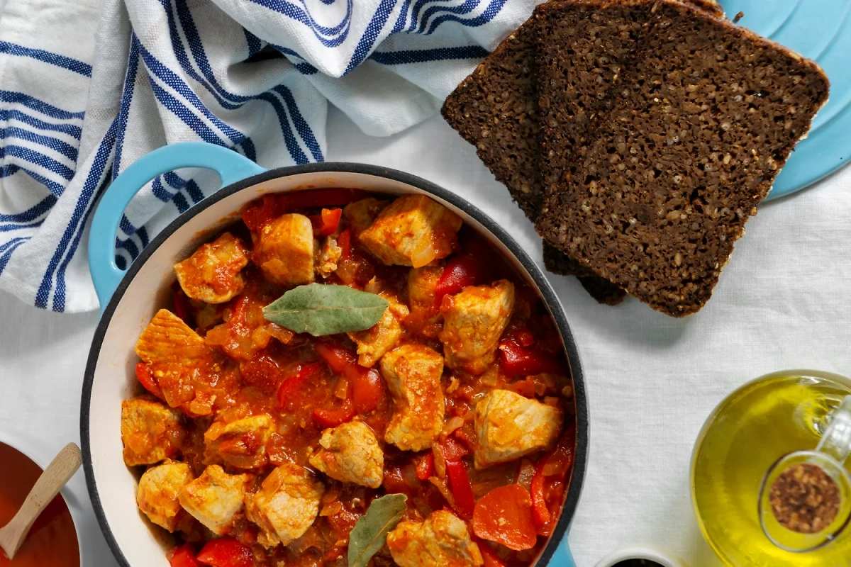 Чахохбили — курица в соусе из свежих томатов. Фото © Freepik