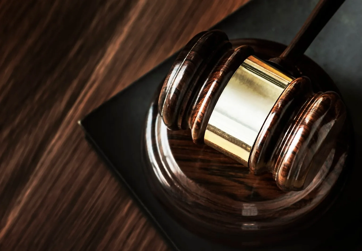 Суд оштрафовал россиянина, который не встал при гимне РФ. Обложка © freepik / rawpixel.com