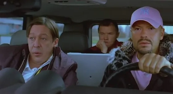 Политтехнолог Моня из фильма «Мама не горюй – 2», статья за подкуп избирателей. Фото © Кадр из фильма «Мама не горюй – 2», режиссёр Максим Пежемский, сценарист Константин Мурзенко и др. / Kinopoisk 