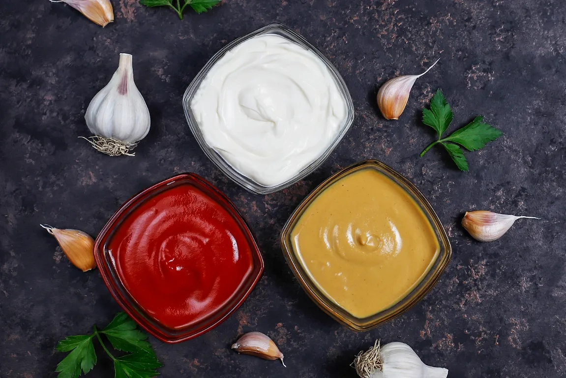 Курица сочетается с горчичным, йогуртовым, томатным соусом. Фото © Freepik