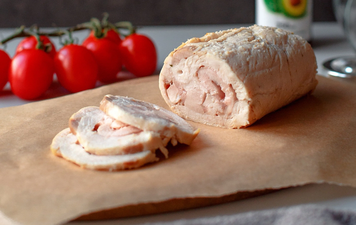 Куриный рулет может стать праздничной закуской. Фото © Shutterstock / FOTODOM / GalichnikovDmitry