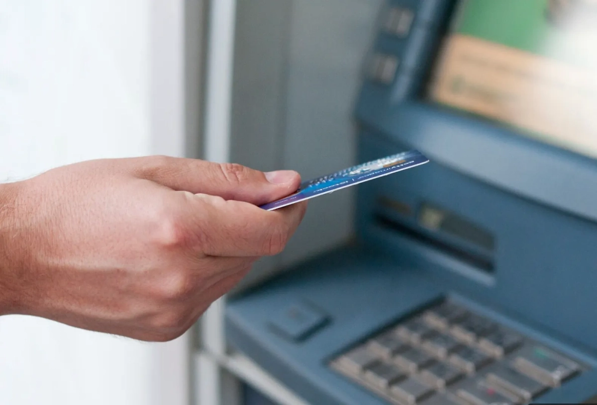 Россиянам будут ограничивать снятие наличных. Обложка © freepik / Dragana_Gordic