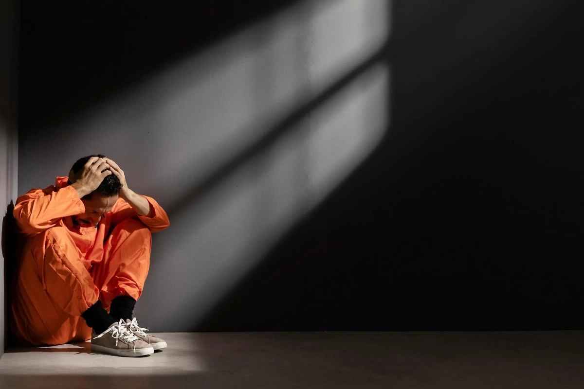 Россиянин вышел из тюрьмы в ОАЭ и попал в лечебницу в России. Обложка © Freepik / freepik