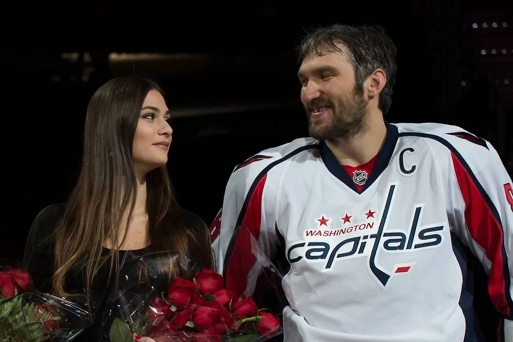 Александр Овечкин с супругой. Обложка © ТАСС / AP / Molly Riley