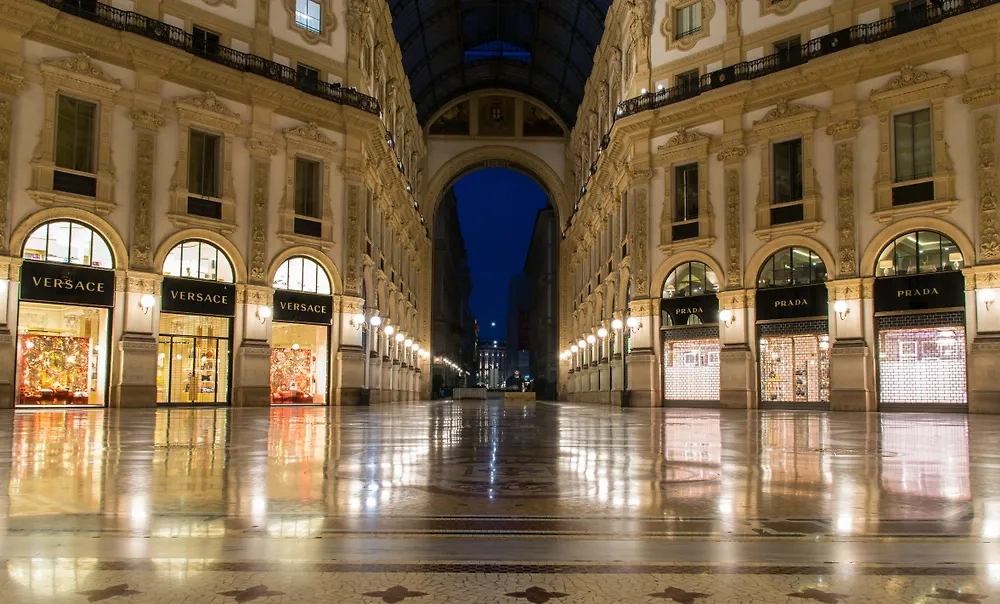 Магазины Versace и Prada на торговой галерее в Милане. Обложка © Shutterstock / FOTODOM / Apostolos_Margiolis
