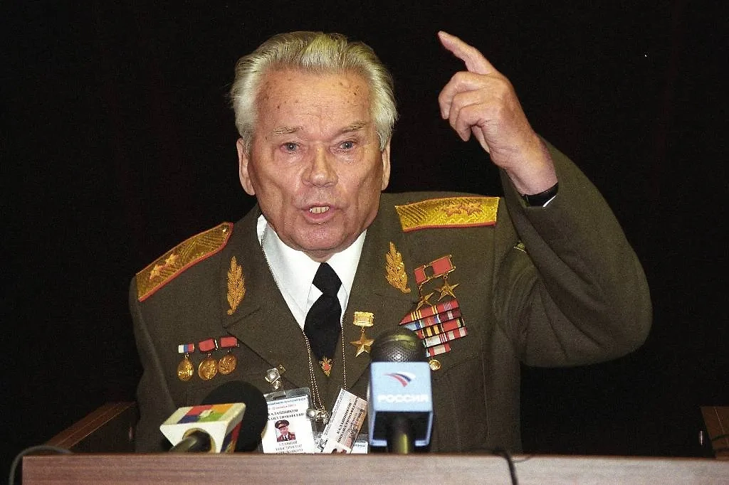 Можно ли вспахать землю автоматом Калашникова — на самом деле вопрос открытый. Он всё равно будет работать после этого. Фото © ТАСС / Замир Усманов