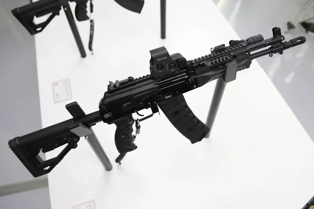 Автомат Калашникова действительно сделан с удивительной простотой. Фото © ТАСС / Антон Новодережкин