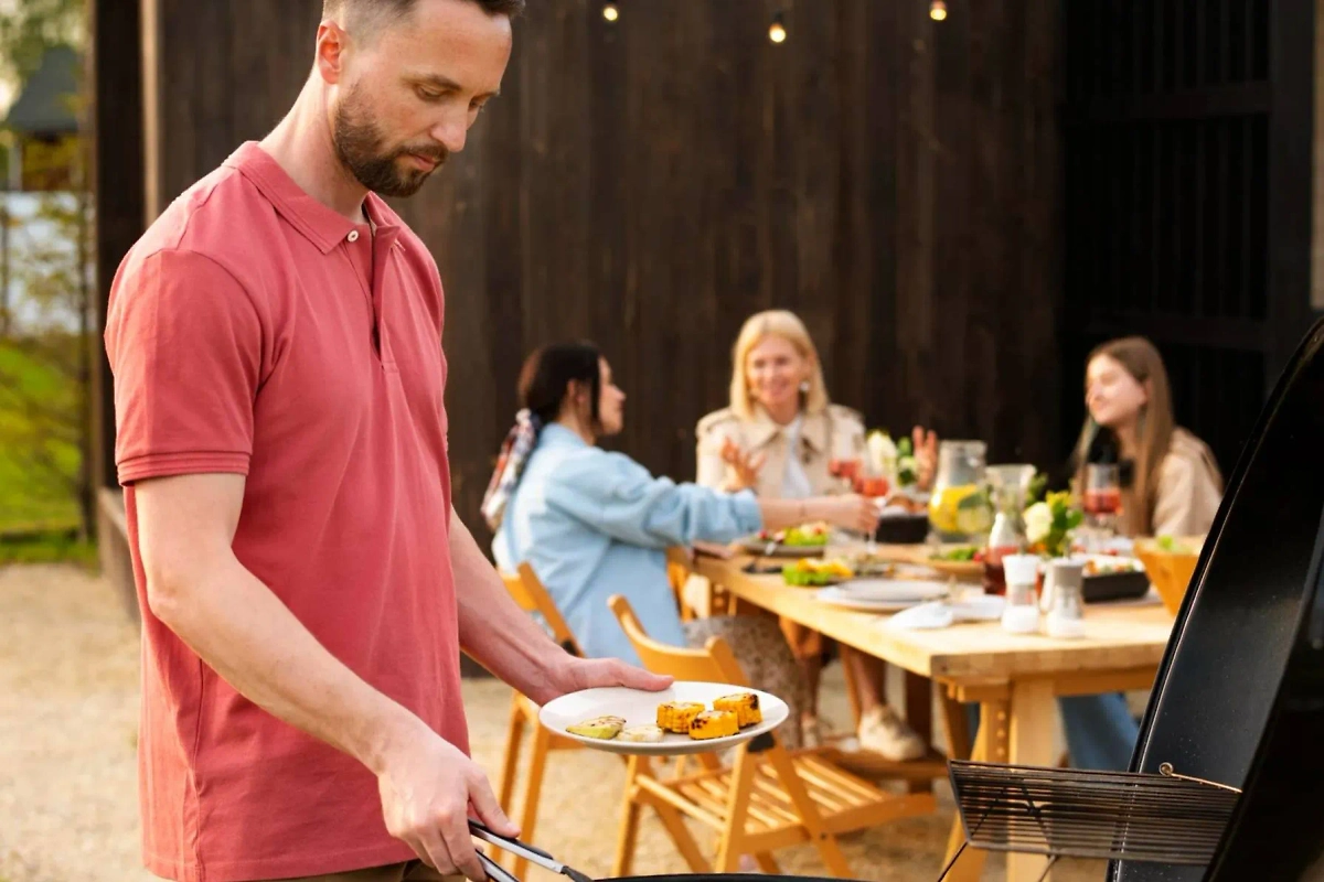 Россияне дорвались до отпуска в мае и пустились во все тяжкие, отдыхая на даче. Обложка © freepik