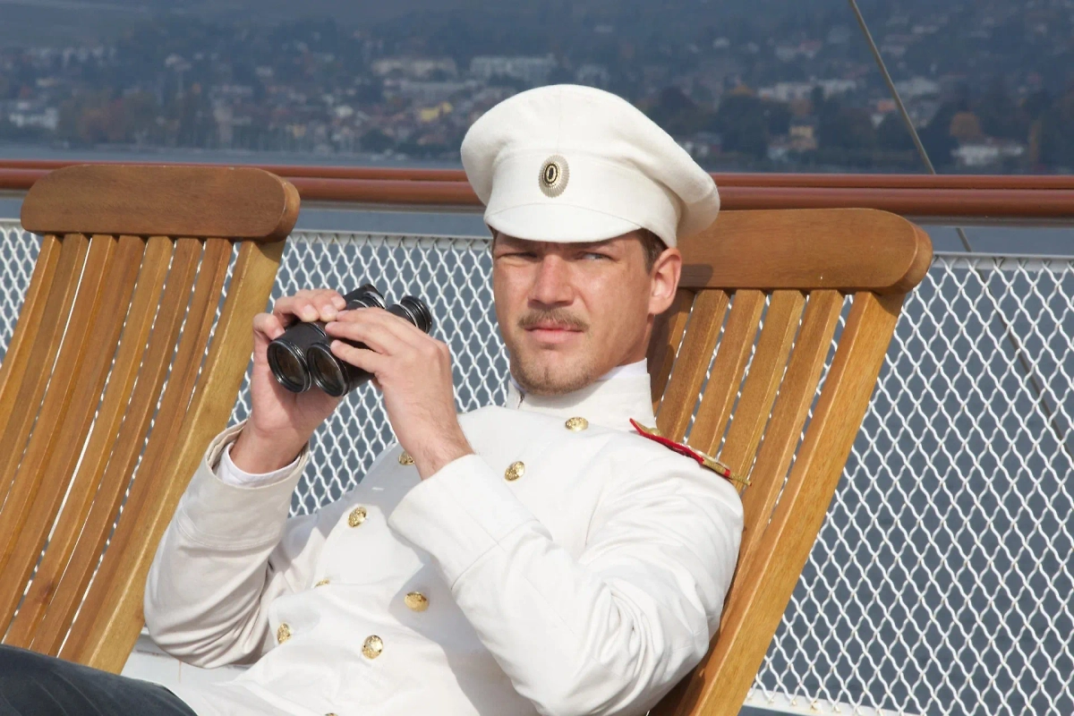 Владимир Алфёров. Обложка © Кадр из фильма «Солнечный удар», режиссер Никита Михалков, сценаристы Никита Михалков, Владимир Моисеенко, Александр Адабашьян и др. / Kinopoisk