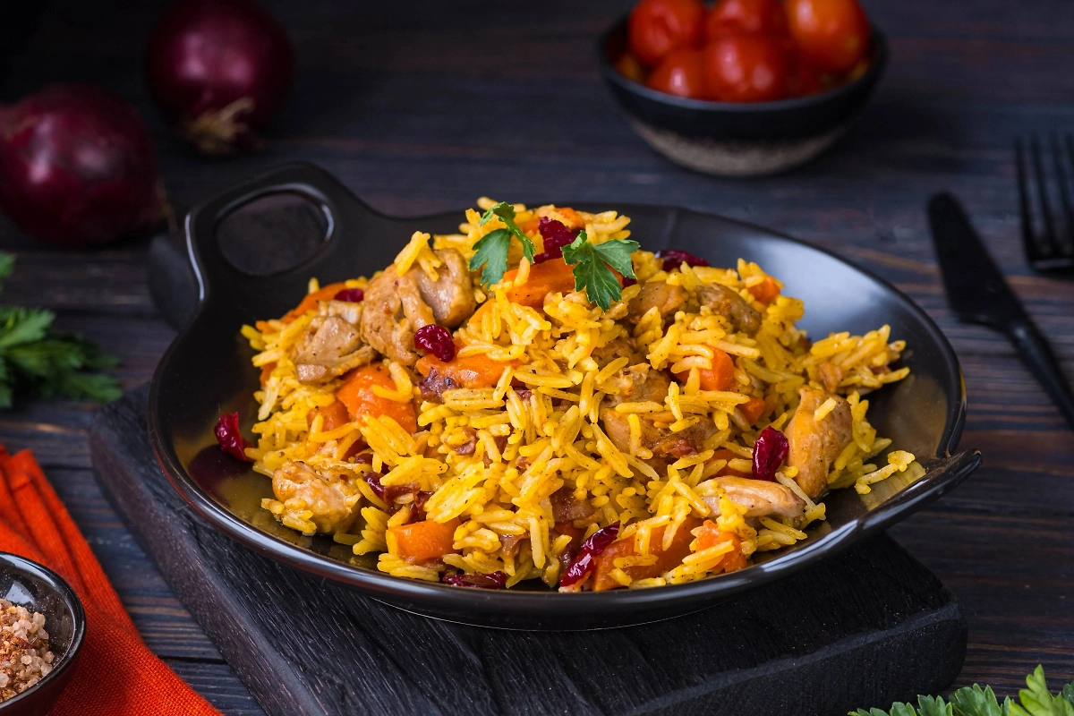 Плов с курицей — один из самых популярных рецептов. Фото © Shutterstock / FOTODOM / Happy_food_photo