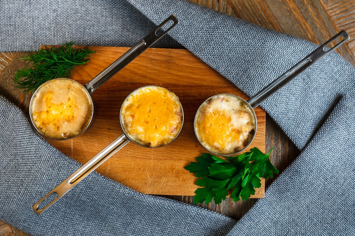 Куриный жюльен можно сделать и порционным. Фото © Shutterstock / FOTODOM / Anton Korobkov