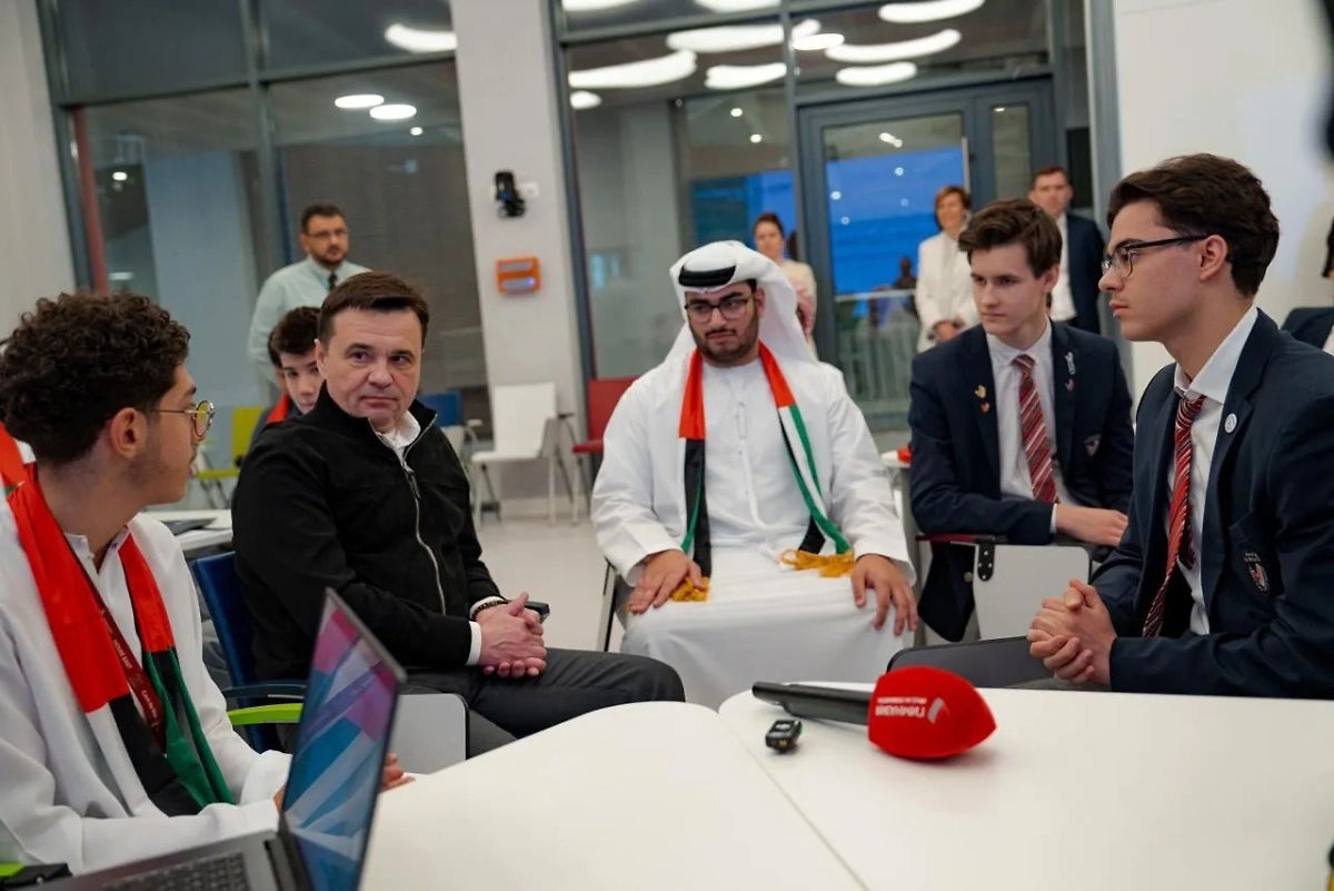 Губернатор Подмосковья Андрей Примаков встретился со школьниками из ОАЭ. Обложка © VK / Гимназия им. Е. М. Примакова