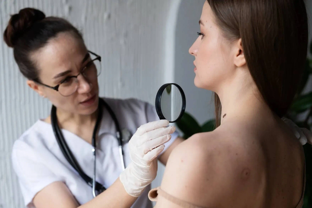 Врач изучает кожу пациента. Обложка © freepik