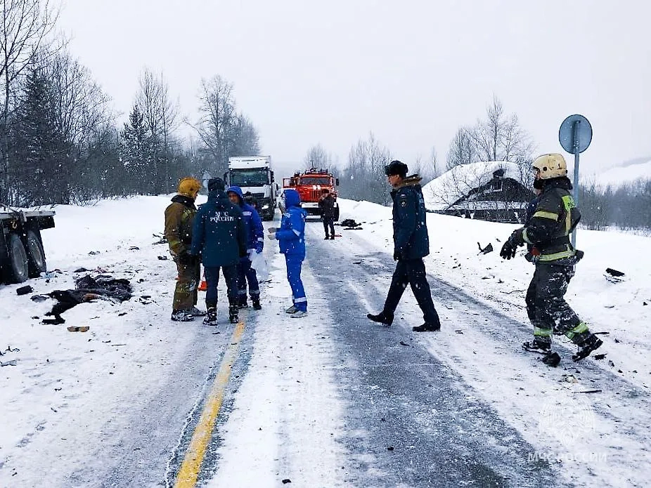 Пять человек погибли в ДТП на трассе в Якутии. Обложка © Telegram / МЧС Республики Саха (Якутия)