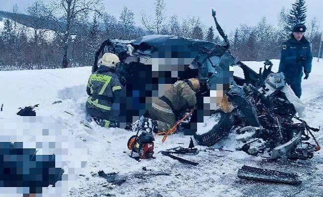 Пять человек погибли в ДТП на трассе в Якутии. Фото © Telegram / МЧС Республики Саха (Якутия)