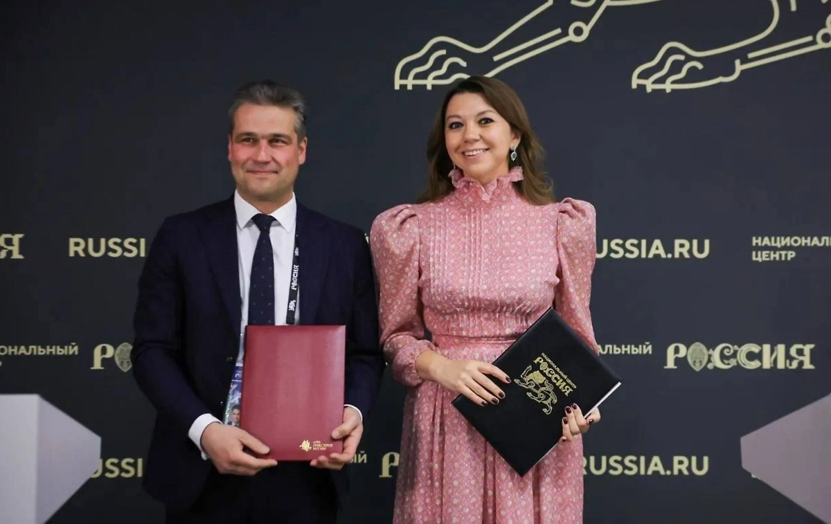 Исполнительный директор Клуба инвесторов Москвы Владислав Преображенский и генеральный директор Национального центра «Россия» Наталья Виртуозова. Фото © Telegram / Национальный центр «Россия»