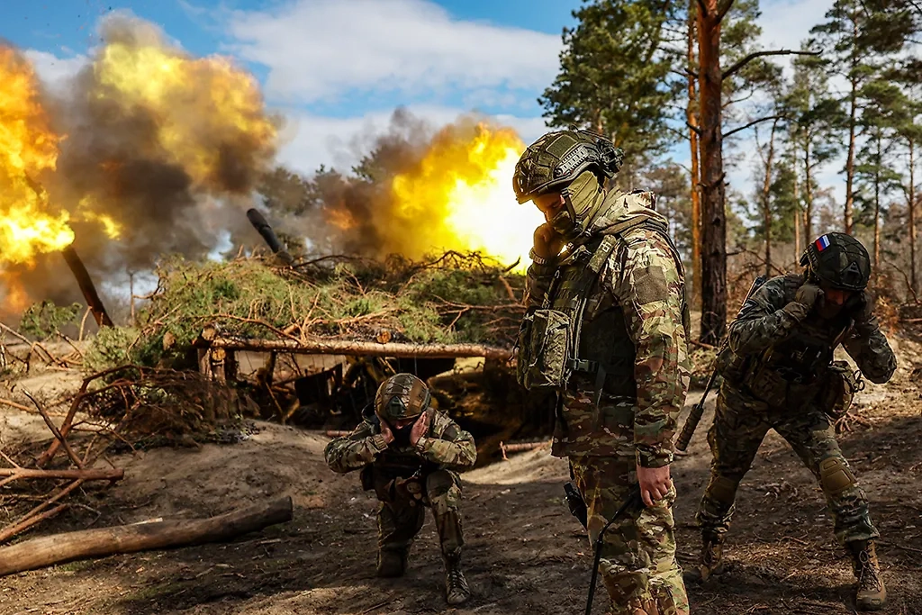 Российские военные уничтожают позиции ВСУ на подходах к Тарасовке. Обложка © ТАСС / Алексей Коновалов