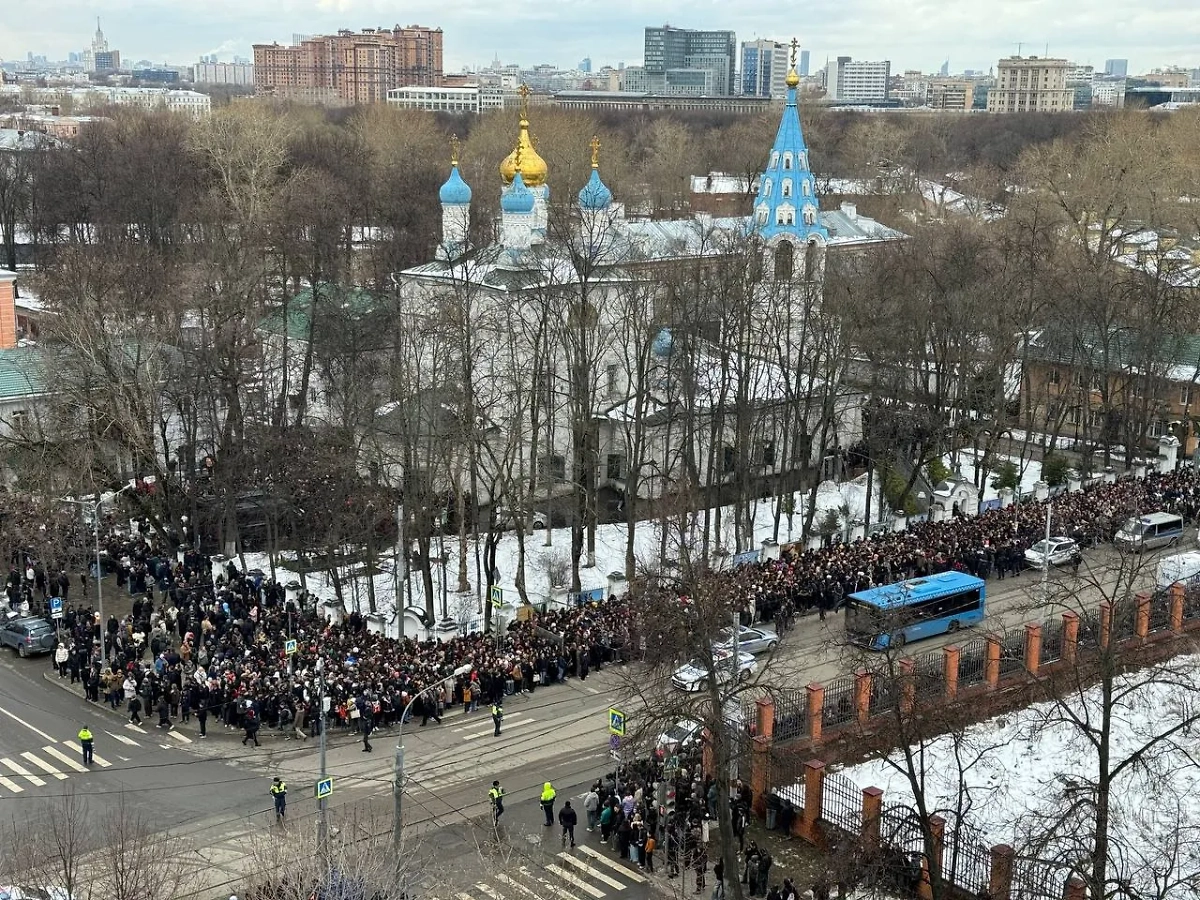 Храм Петра и Павла в московском Лефортово во время церемонии прощания с Пашей Техником. Фото © Life.ru 