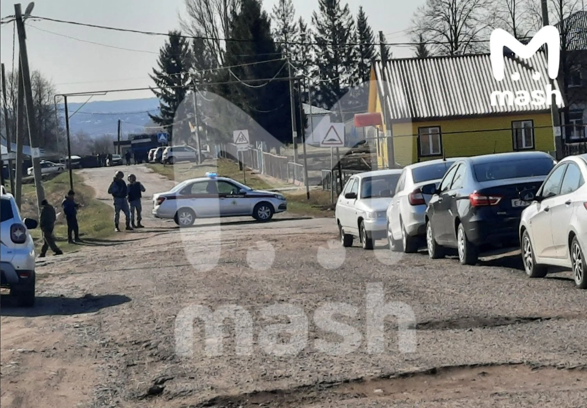 Сотрудники спецслужб оперативно прибыли на место. Фото © Telegram / Mash