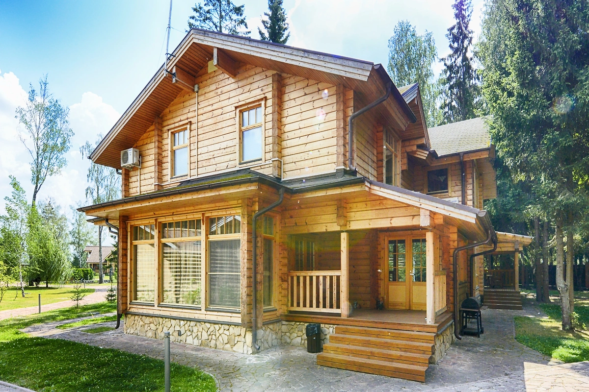 Эксперты рассказали, как выбрать загородный дом. Обложка © Shutterstock / FOTODOM / Vadim Ovchinnikov