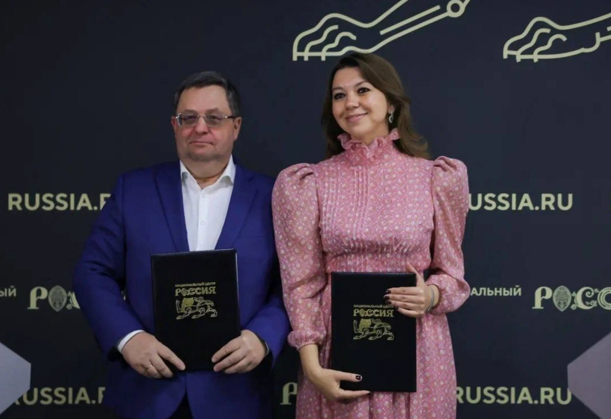 Председатель совета директоров АО «Марка» Дмитрий Панышев и генеральный директор Национального центра «Россия» Наталья Виртуозова. Фото © Telegram / Национальный центр «Россия»