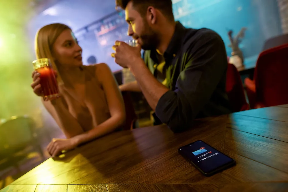 Как избежать измены мужа в отпуске: советы семейных психологов. Фото © Shutterstock / FOTODOM / BAZA Production