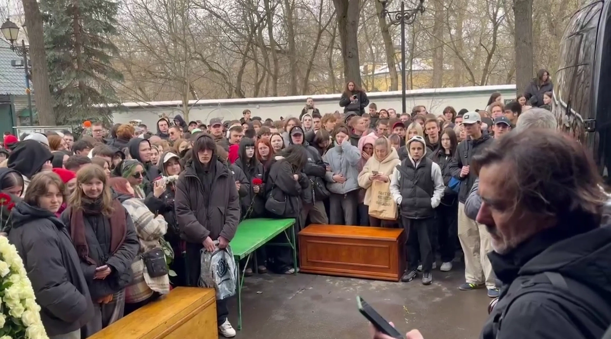 Обстановка у храма в Москве перед прощанием с Пашей Техником. Фото © Life.ru