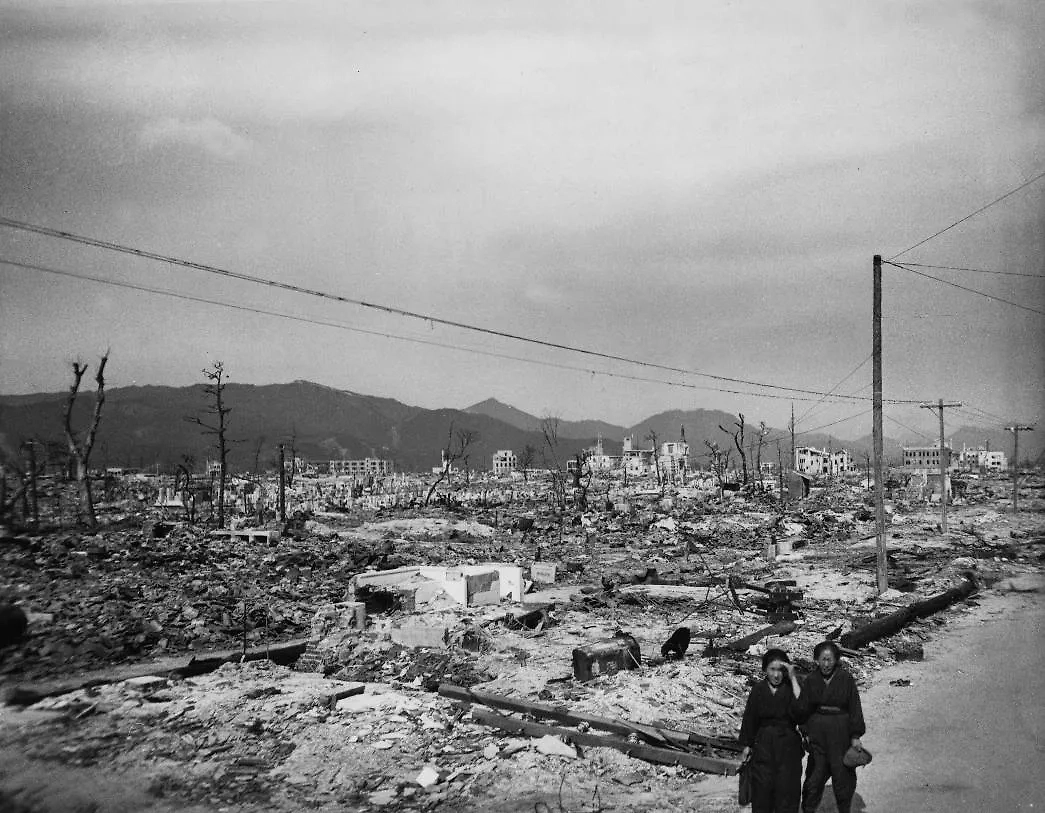 Ущерб от атомной бомбардировки Хиросимы, Япония. 5 августа 1945 года. Обложка © imago images/United Archives