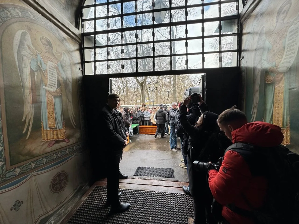 Обстановка у храма в Москве перед прощанием с Пашей Техником. Фото © Life.ru