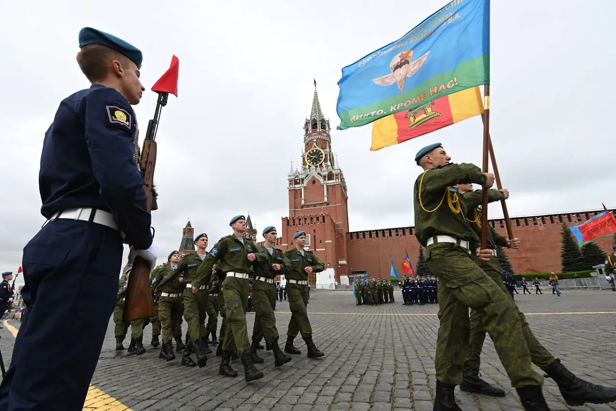 В России повысят оклады военным. Обложка © Life.ru