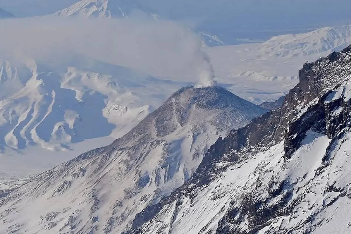 Вулкан Безымянный. Обложка © Telegram / KVERT ИВиС ДВО РАН / П.А. Киринкин