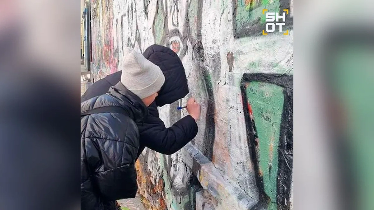 Юные фанаты Техника испортили стену Цоя. Фото © SHOT