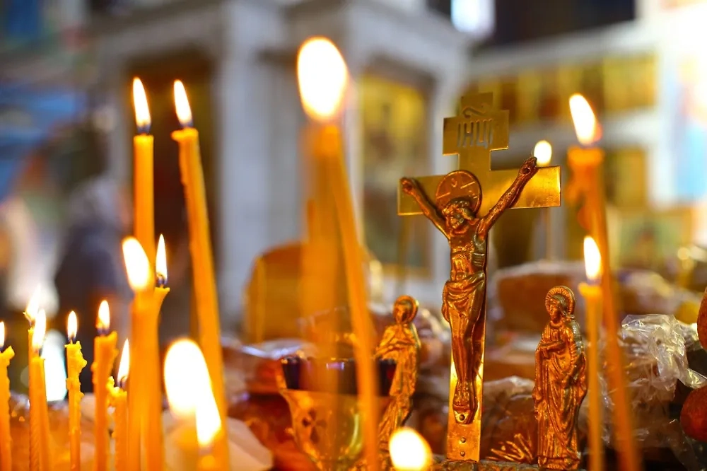 Священник призвал запретить торговлю в церквях. Обложка © Shutterstock / FOTODOM / Stepanych