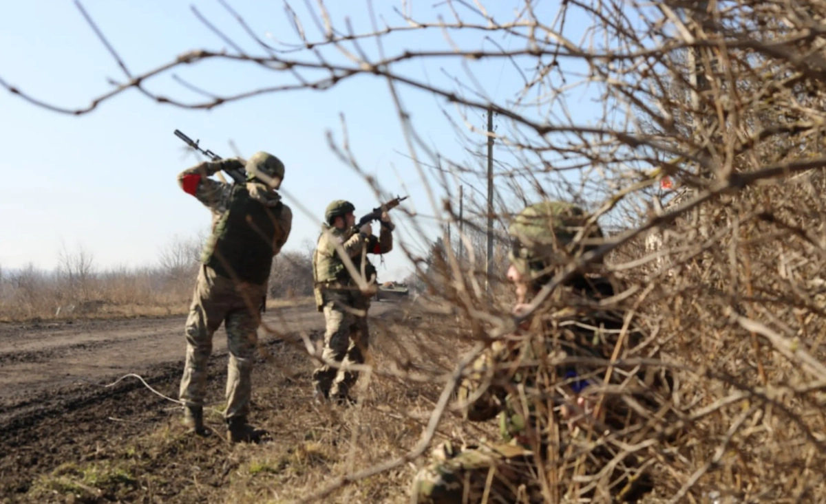 Боец Хуга рассказал о деталях захвата вражеских позиций. Обложка © Telegram / Минобороны России